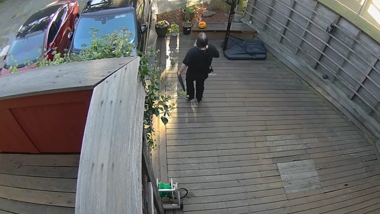 Ούτε στην αυλή του σπιτιού σου δεν είσαι ασφαλής!